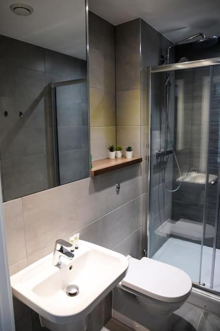 Modern 2 Bedroom Apartment - City Centre - Parking マンチェスター エクステリア 写真