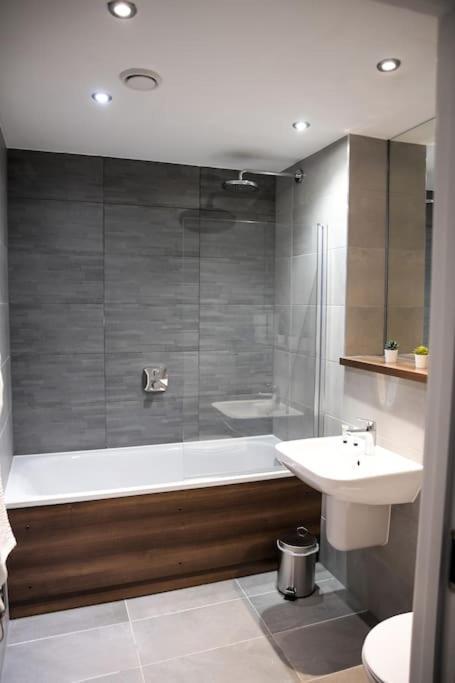 Modern 2 Bedroom Apartment - City Centre - Parking マンチェスター エクステリア 写真